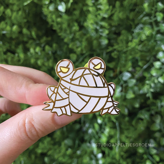 Enamel pin | Mummy