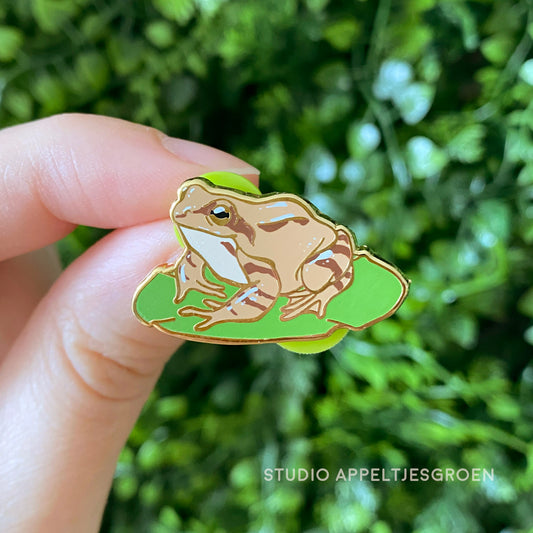 Enamel pin | Brown spotted frog on lily pad