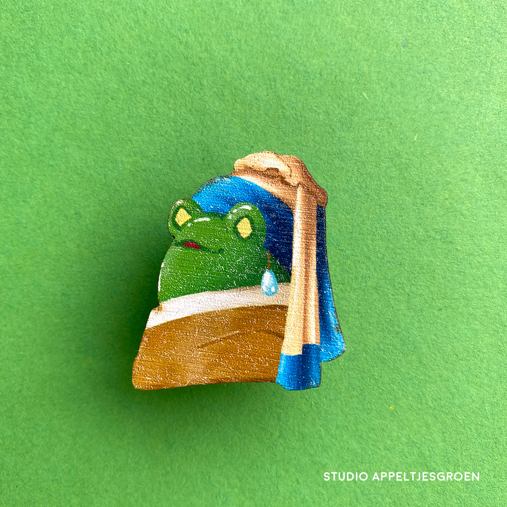 Frog Mail | Pearl earring Wood pin