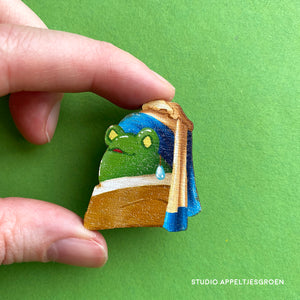 Frog Mail | Pearl earring Wood pin