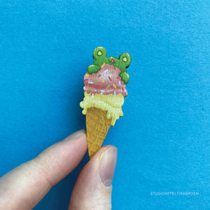 Floris the Frog | Ice Cream wood pin