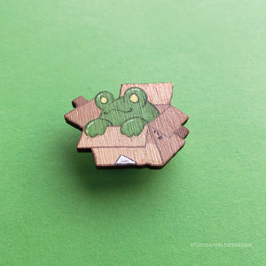 Floris the Frog | Parcel wood pin